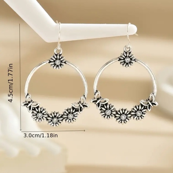 NWOT - Vintage Inspired Floral Hoop Earrings - Picture 6 of 6